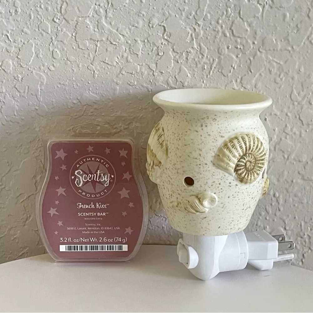 Scentsy Plug In Wax Warmer w/Night Light Seashell Design. - Picture 3 of 4
